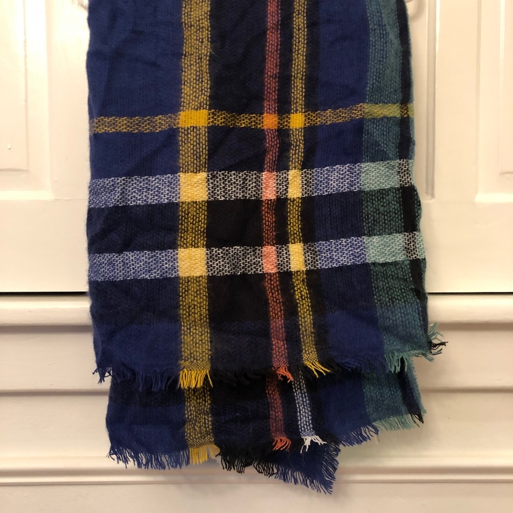 *DONATING SOON* Blanket Scarf Wrap - Picture 2 of 4